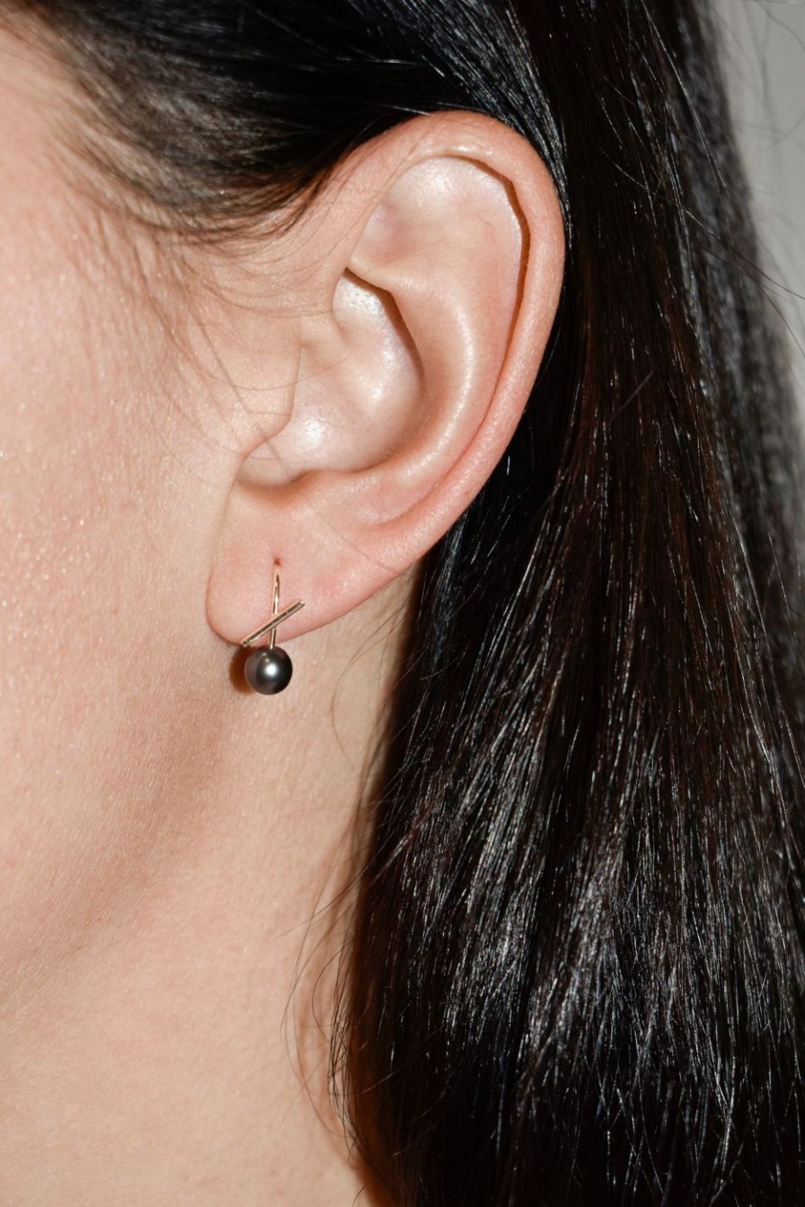 Earrings Labulgara | Black Pearl Horizon Mini Thread Earring